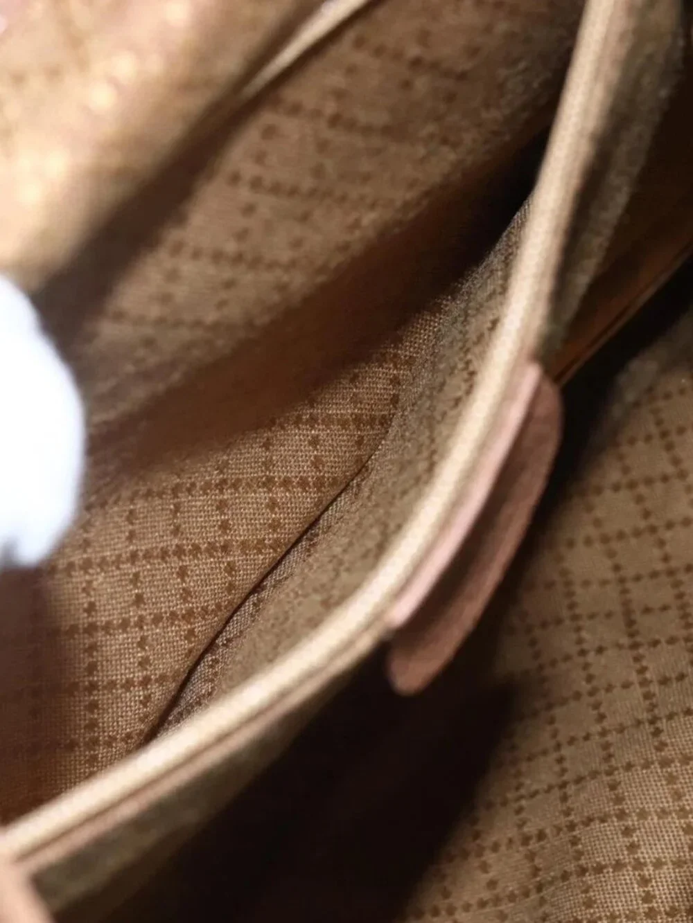 Gucci brand	gucci color	brown